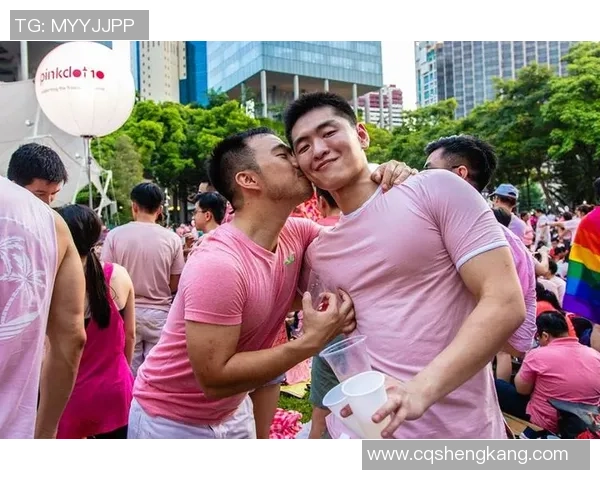 帅哥与足球明星亲密合影展现青春活力与运动魅力的精彩瞬间