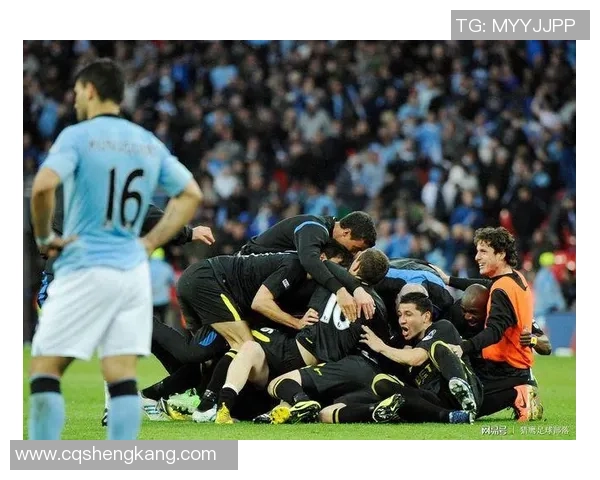足球明星遭遇恶意飞铲赛场风波引发热议球迷纷纷表达愤怒与支持